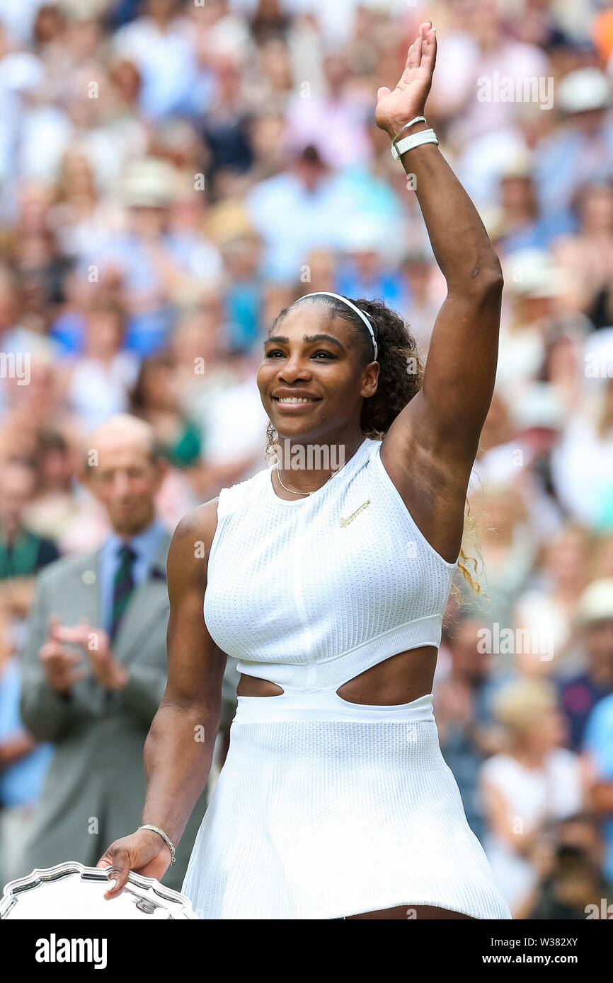 London, Großbritannien. 13. Juli, 2019. Serena Williams aus den Vereinigten Staaten Wellen an die Fans nach der Frauen singles Finale von Wimbledon Lawn Tennis Championships gegen Simona Halep Rumäniens bei den All England Lawn Tennis und Croquet Club in London, England am 13. Juli 2019. Quelle: LBA/Alamy leben Nachrichten Stockfoto