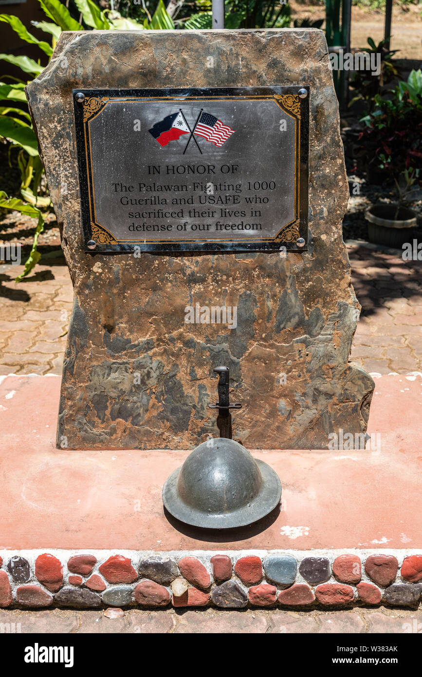 Puerto Princesa, Palawan, Philippinen - 3. März, 2019: braun Stein mit Platte Auswendiglernen der Guerilla und USAFE Kämpfer, die starben, in der Verteidigung der befreit Stockfoto