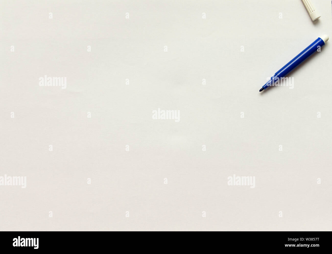 Blau permanent Marker Pen, weiße leere Blätter bereit für Text schreiben. Stockfoto