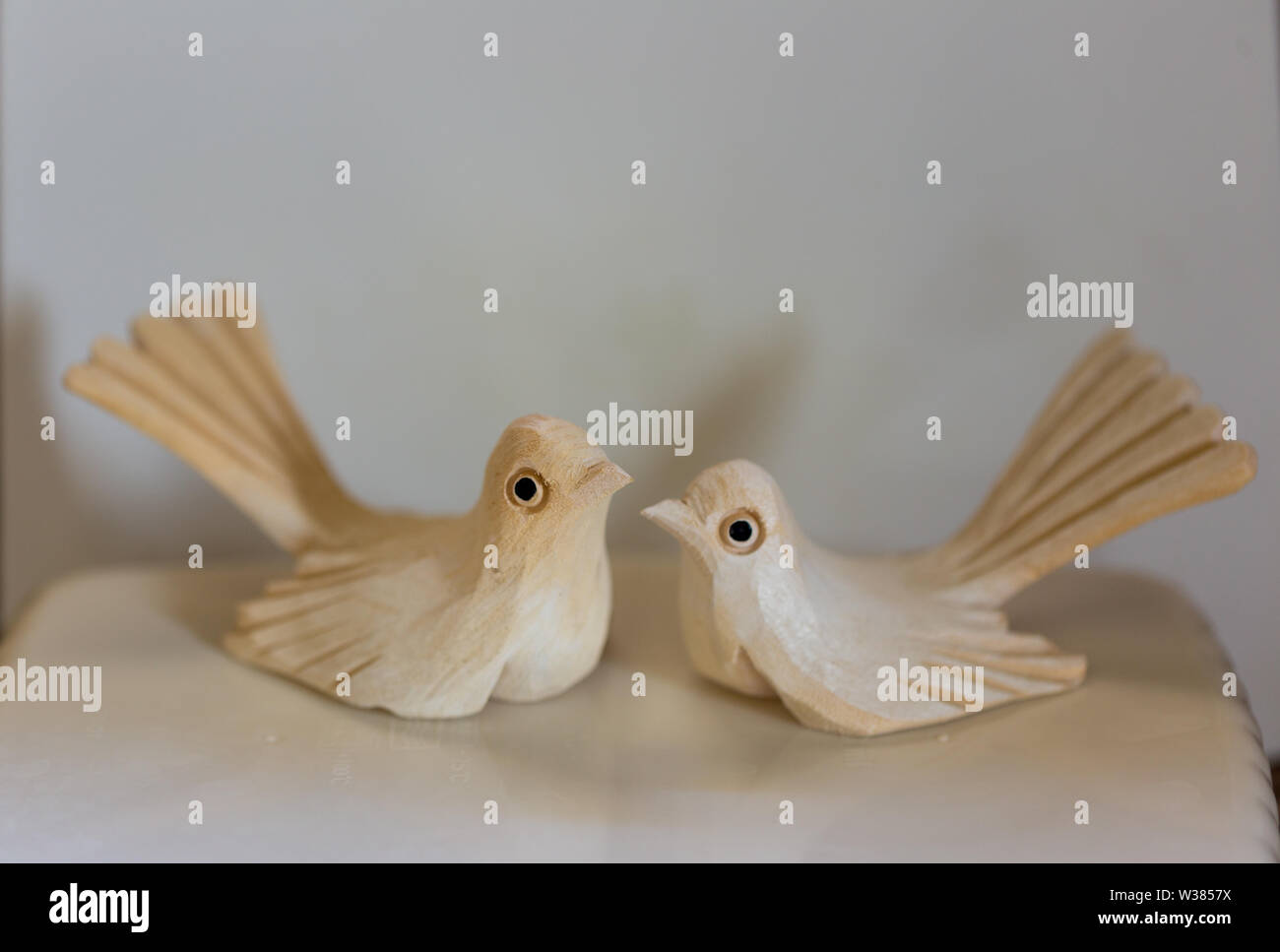 Holz- Vogel Figuren auf weißem Grund Stockfoto