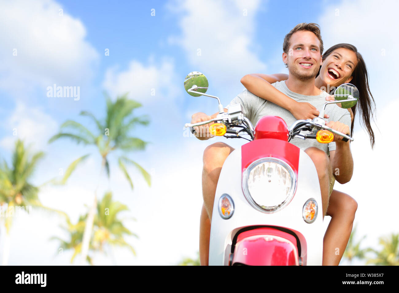 Kostenloses junges Paar auf Scooter glücklich im Sommer Urlaub Ferien.  Multiethnischen fröhliches Paar Spaß fahren Roller zusammen im Freien.  Lifestyle Bild mit kaukasischen Mann, asiatische Frau Stockfotografie -  Alamy