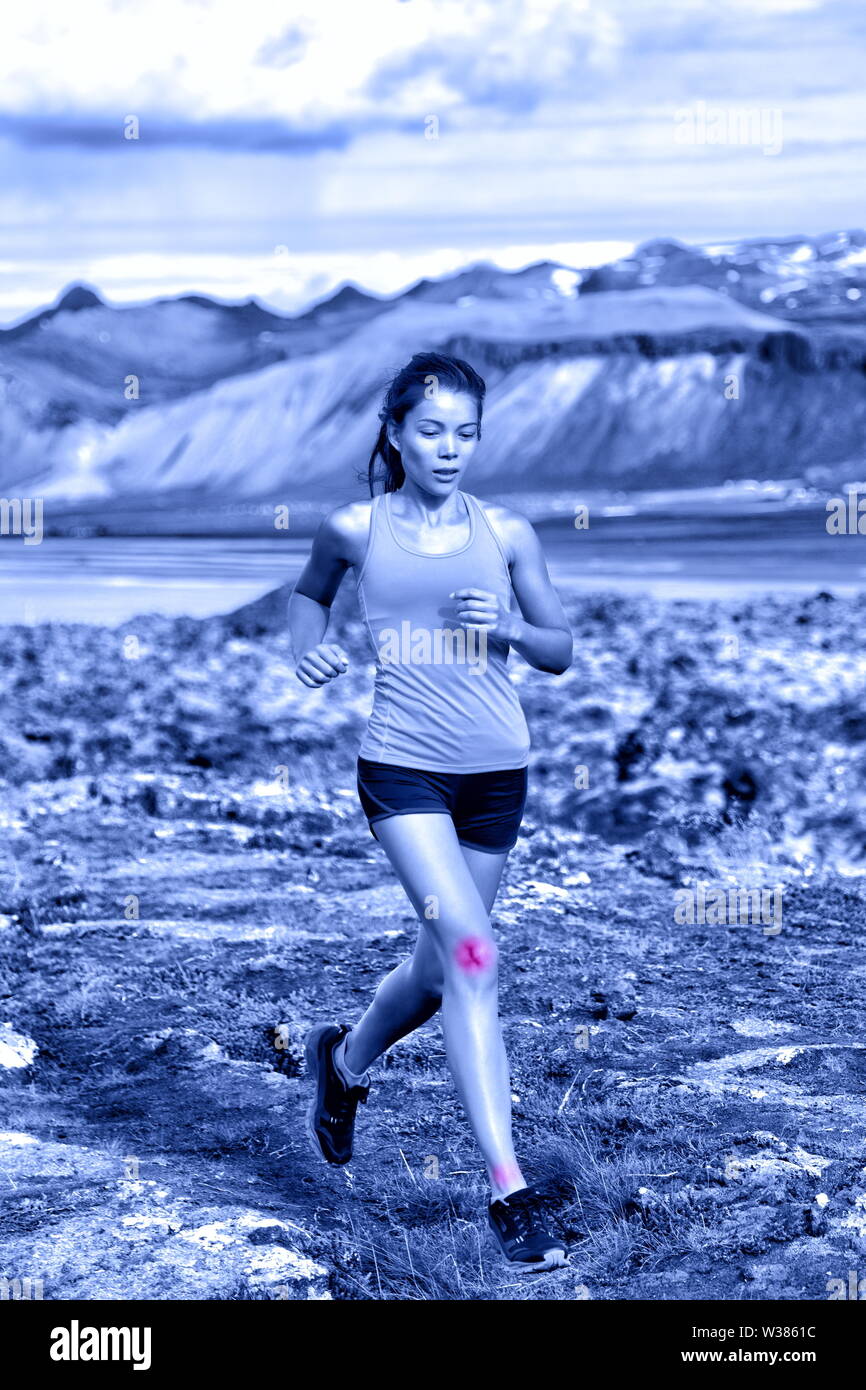 Sport Frau Porträt übersicht Gelenke Verletzungen. Aktive fitness Lebensstil kann Knöchel und Knie Verstauchungen zeigte durch rote Kreise auf dem Körper der weiblichen Trail Runner in der Natur verursachen. Blue monochrome Filter. Stockfoto