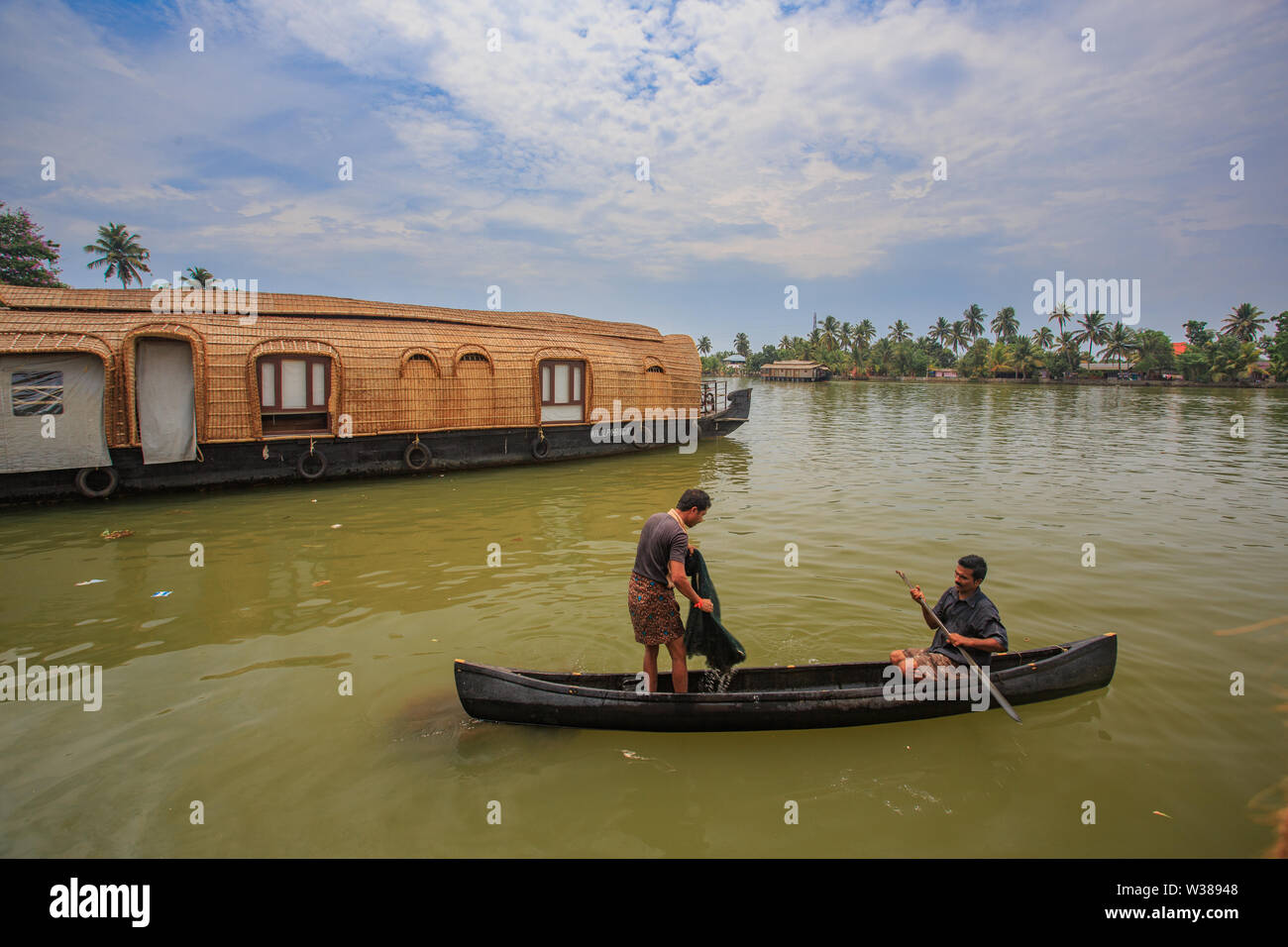 Hausboot und Fischerboot in Goa - Kerala Stockfoto
