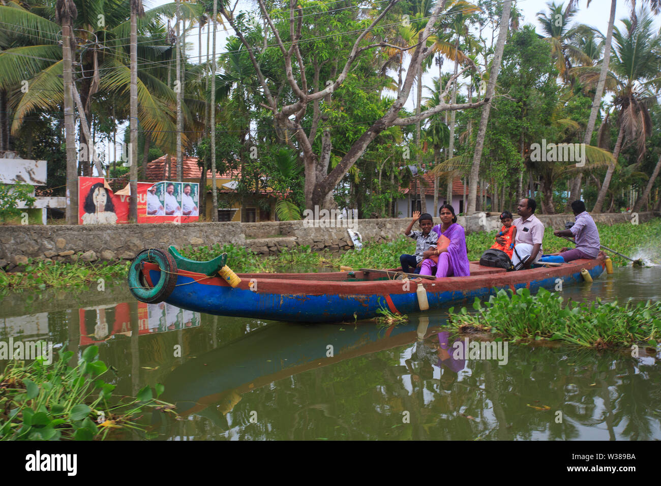 Lokale Dorfbewohner Reiten Kanu in Alleppey (Kerala) Stockfoto