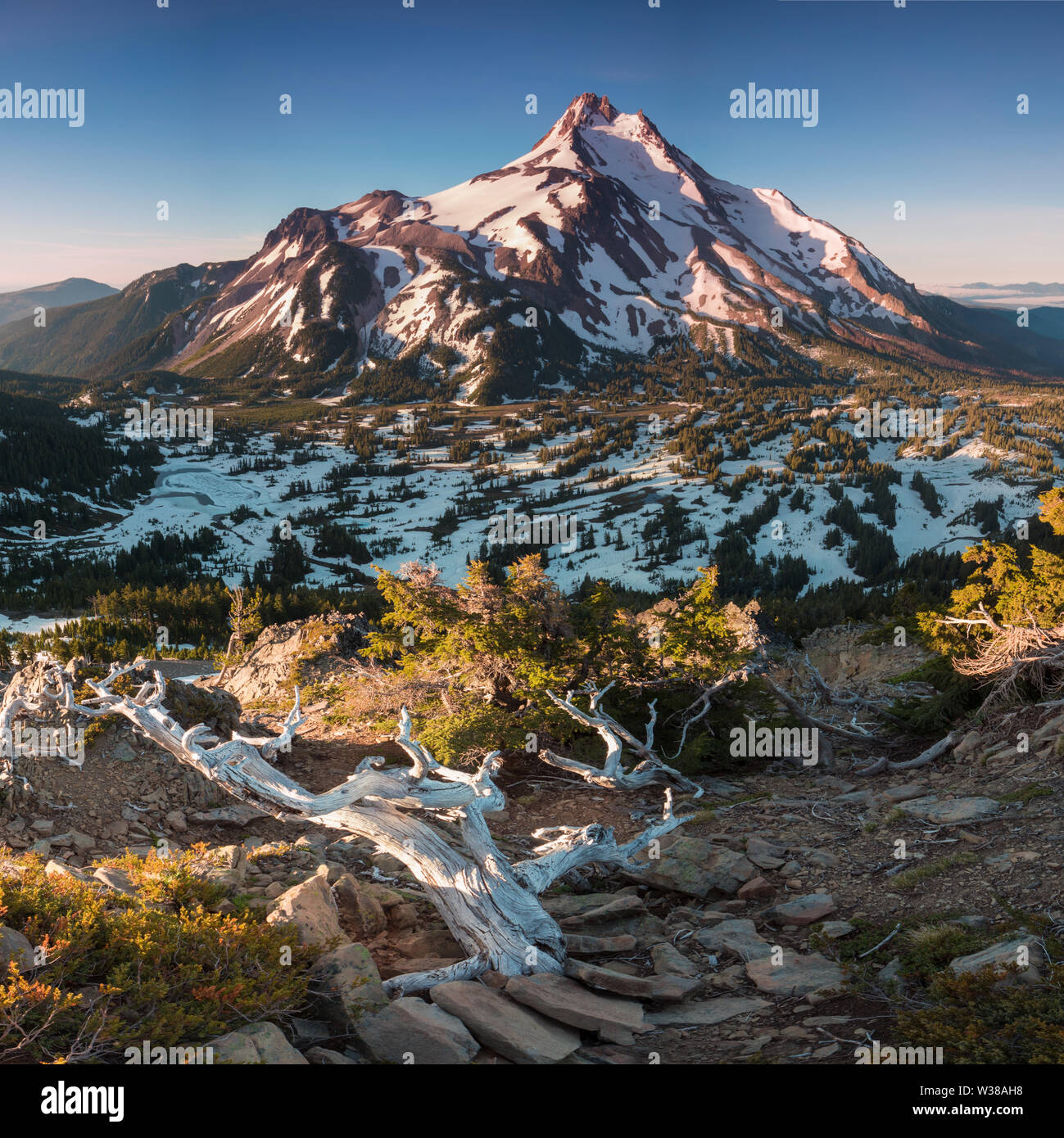 Mit einer Höhe von 10,492 Metern ist Mt Jefferson der zweithöchste Berg von Oregon.Mount Jefferson Wilderness Area, Oregon die schneebedeckte zentrale Oregon Cascade Stockfoto