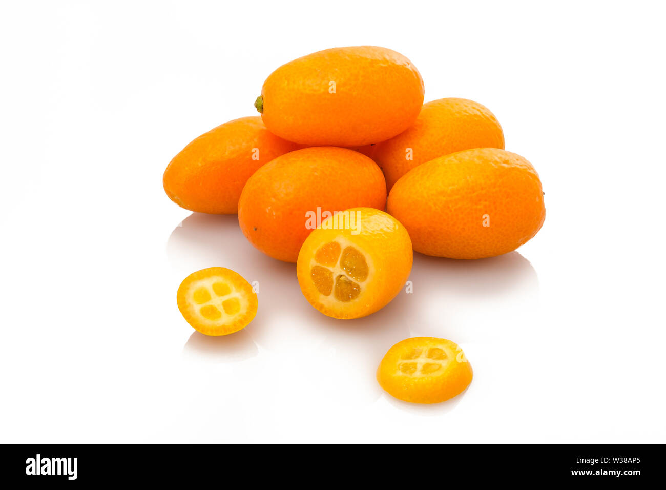Kumquat Obst auf Heap mit Scheiben weiß isoliert Stockfoto