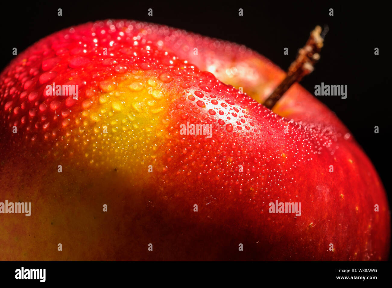 Red Apple close-up mit Wassertropfen Stockfoto