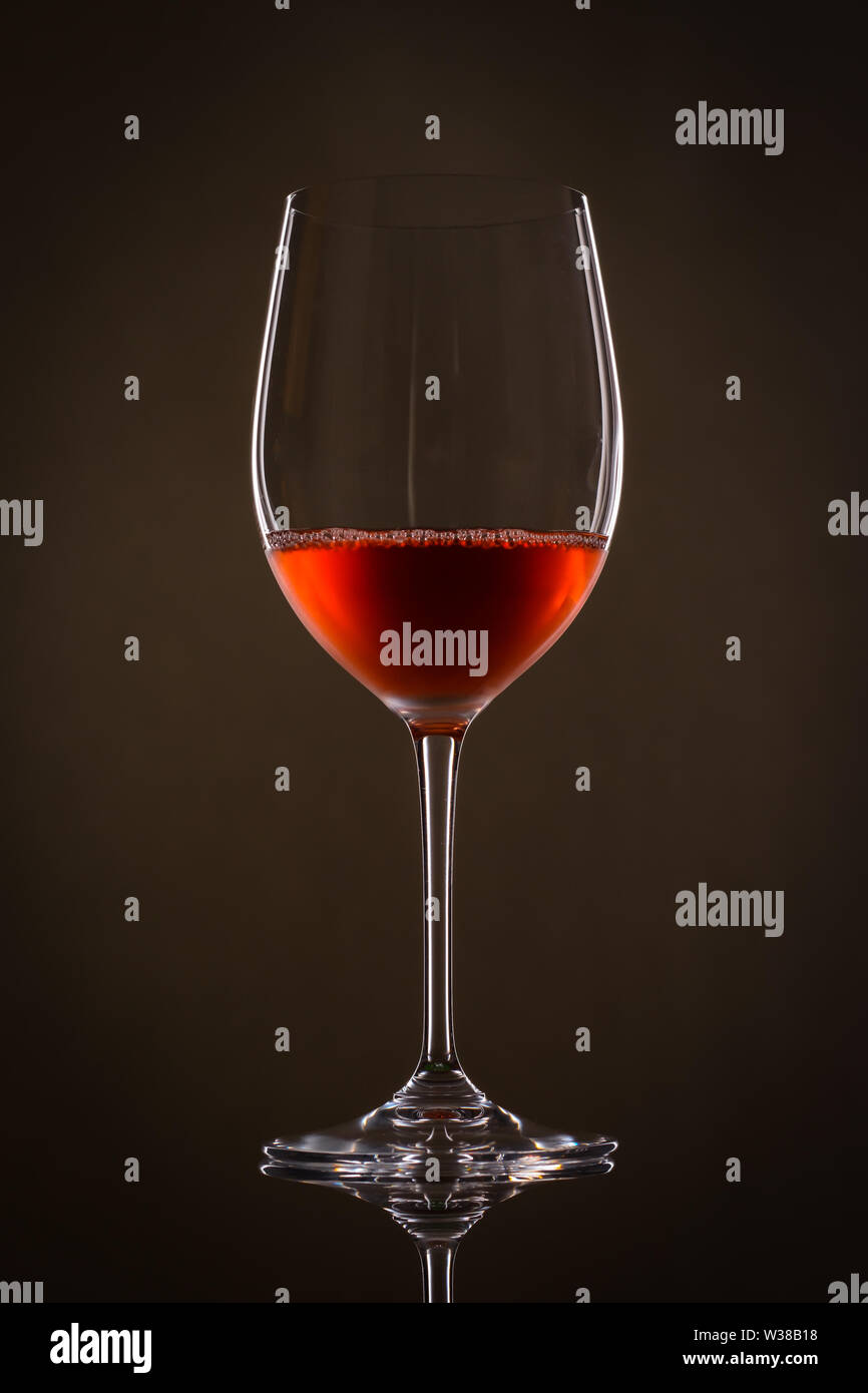 Rose Wein Glas in beleuchtete und vertikalen Format Stockfoto