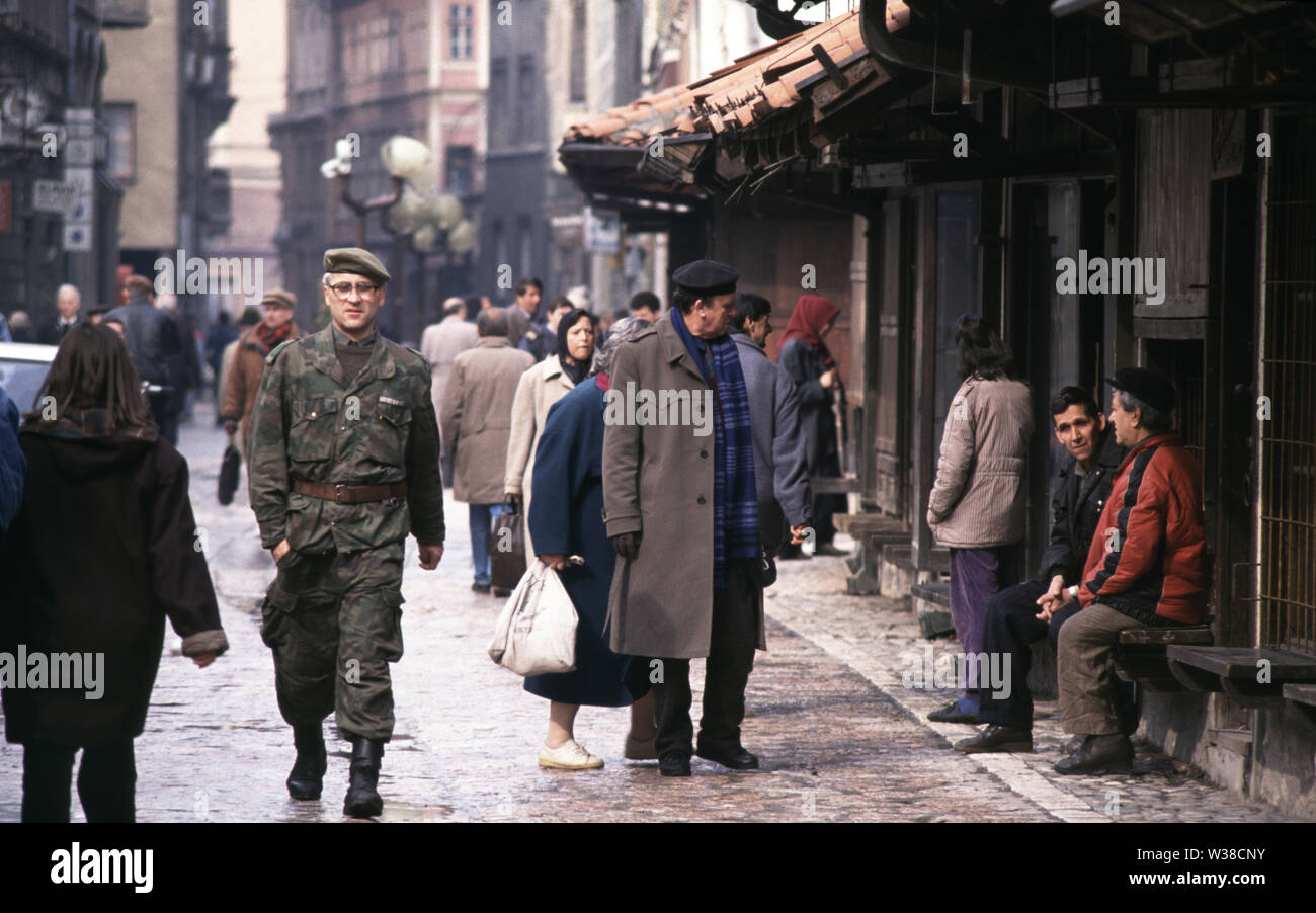 5. April 1993 während der Belagerung von Sarajevo: sarajewoer Genießen Sie Frühling Sonnenschein in der Altstadt von Bascarsija während einer der häufigen, aber kurzen, einen Waffenstillstand. Stockfoto