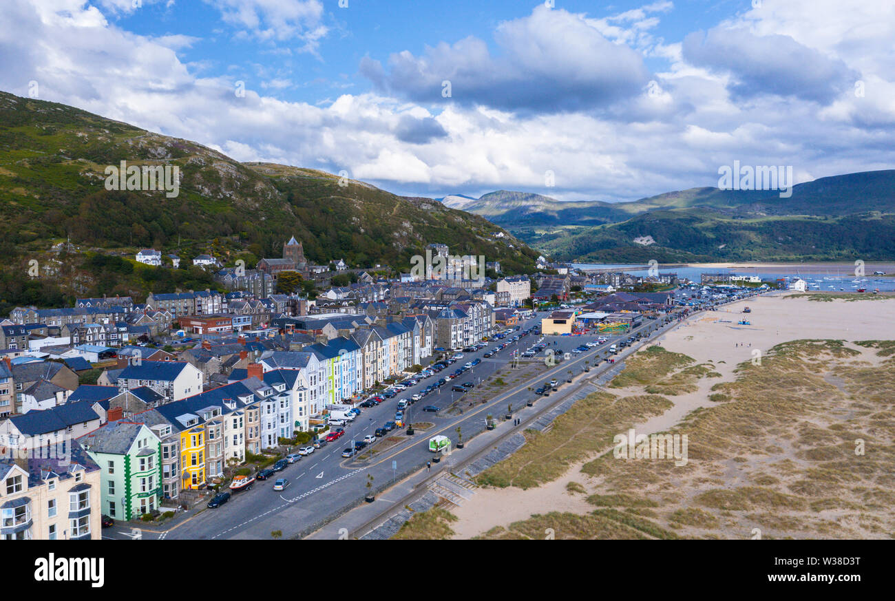 Luftaufnahme über malerische Küstenstadt Barmouth Festlegung auf die Mündung des Flusses Mawddach und Cardigan Bay im Nordwesten Wales Stockfoto