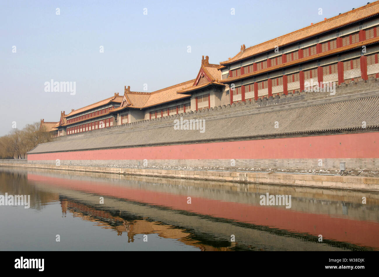 Die Verbotene Stadt, Beijing, China. Mauern und Graben von außerhalb der Verbotenen Stadt gesehen. Die Verbotene Stadt hat der traditionellen chinesischen Architektur. UNESCO. Stockfoto