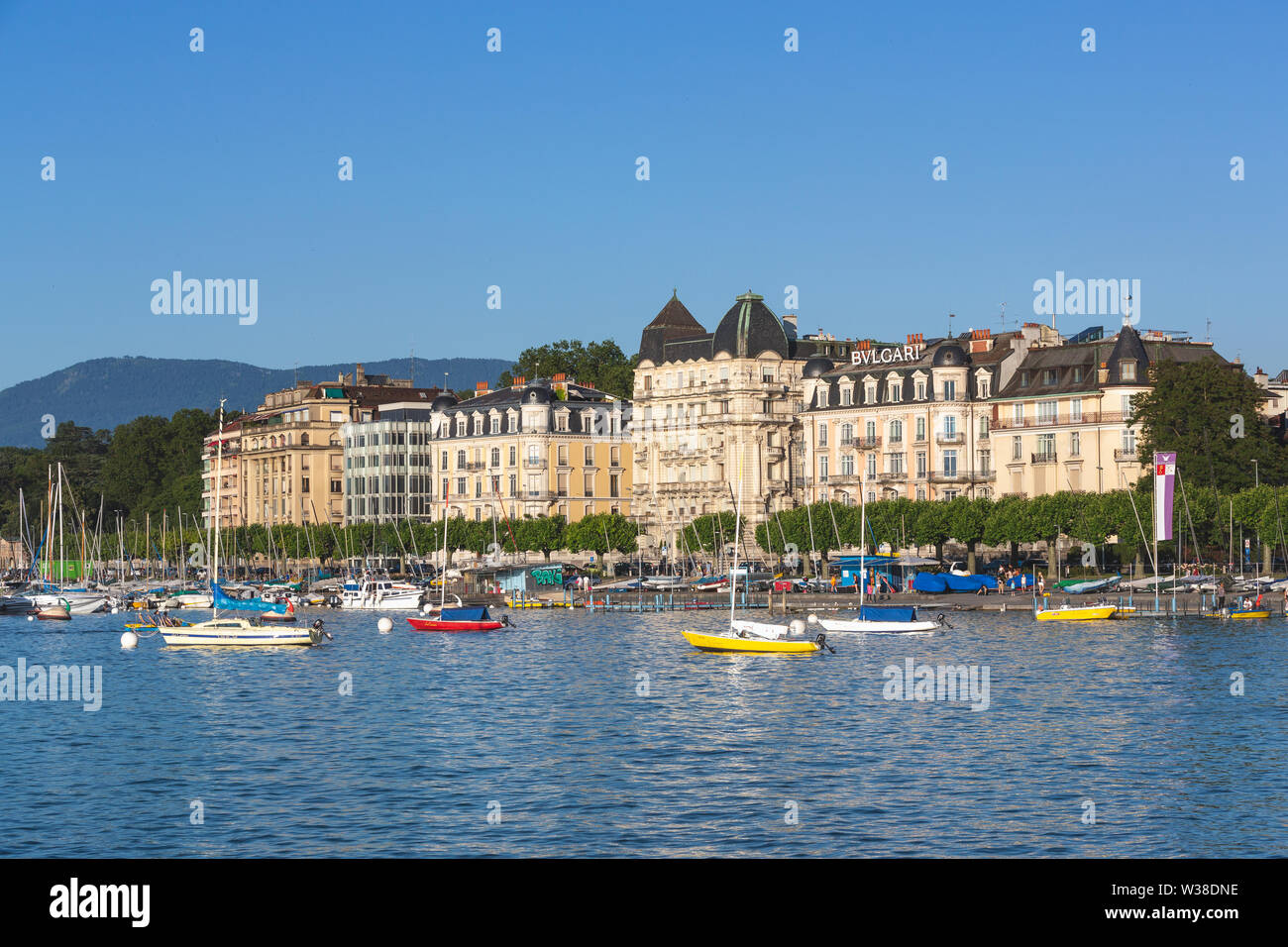 Voll Kai auf dem linken Ufer am Genfer See im Sommer Tag. Genf. Schweiz Stockfoto