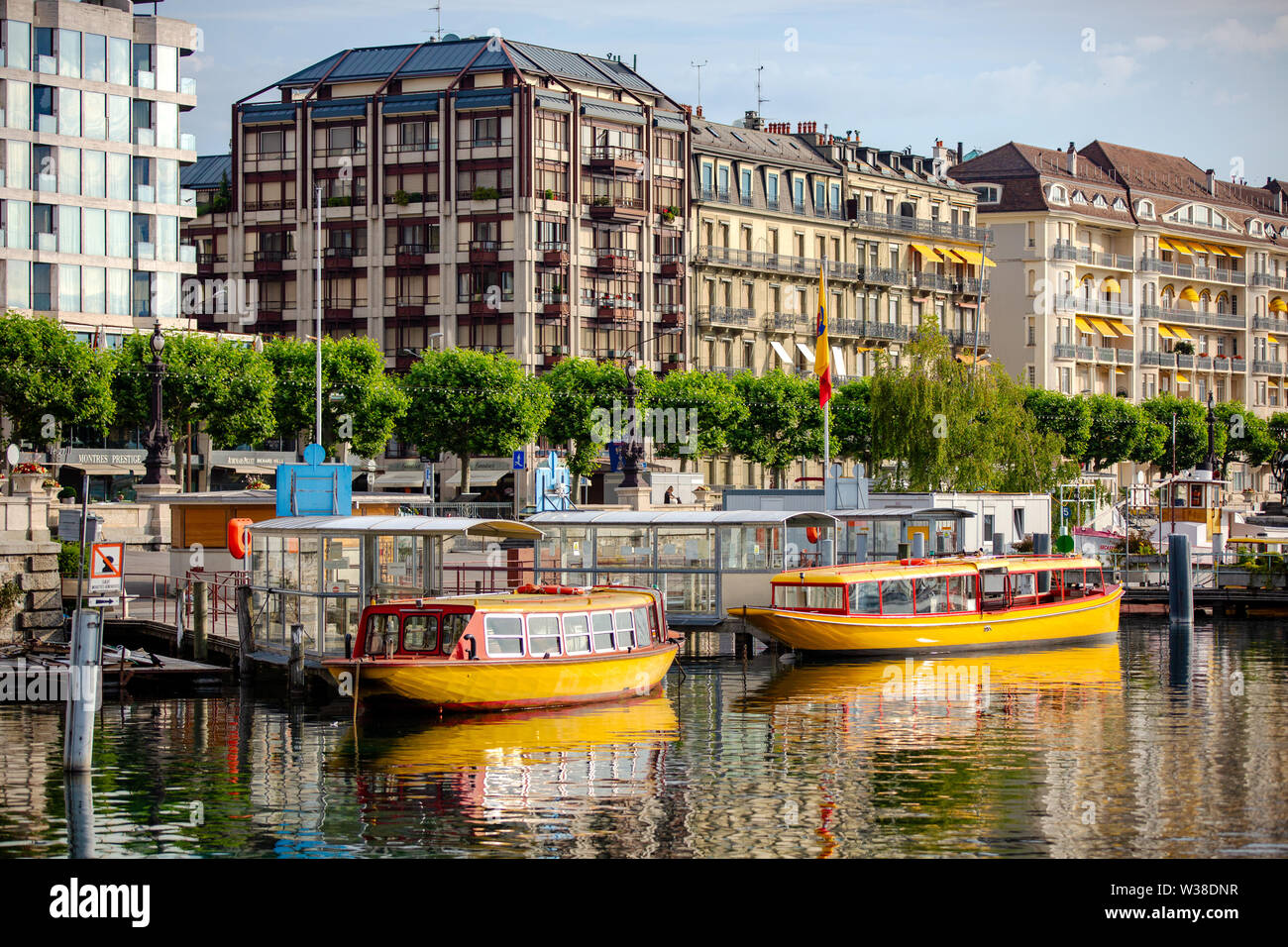 Shuttle Boote im Hafen von PAQUIS am Genfer See, Schweiz. Stockfoto