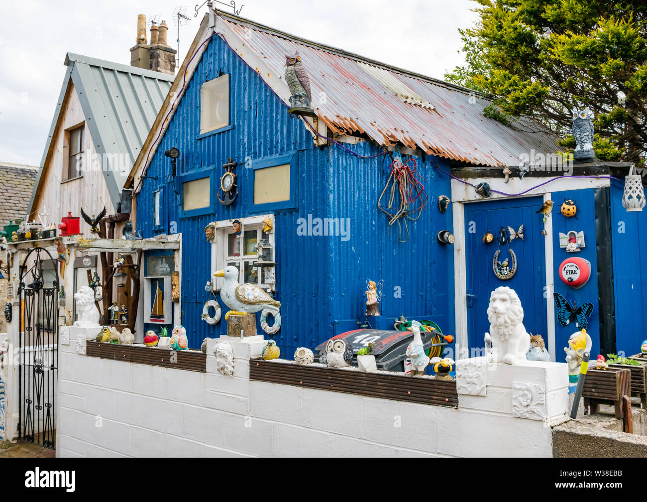 Skurrile ungewöhnliche Schuppen, die in Häuser mit Ornamenten umgewandelt wurden, Footdee, Aberdeen Harbour, Schottland, Großbritannien Stockfoto