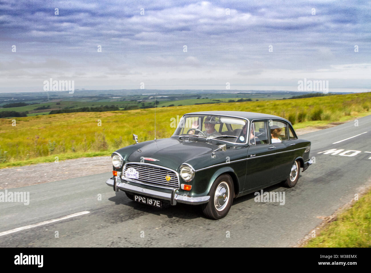 Lancashire Automobil Club von Küste zu Küste 2019; ab dem Midland Hotel in Morecambe und Dunsley Hall im Sandsend in der Nähe von Whitby dieser Oldtimer von Küste zu Küste Rallye Route überquert die Höhen der fantastischen Landschaft in den Trog von Bowland mit Blick über Morecambe Bay. Die Veranstaltung ist offen für klassische und geschätzten Erbe Autos aller Altersgruppen nehmen die Herausforderung an und eine Strecke mit rund 170 Meilen von den Strassen und Autobahnen des ländlichen England. Stockfoto