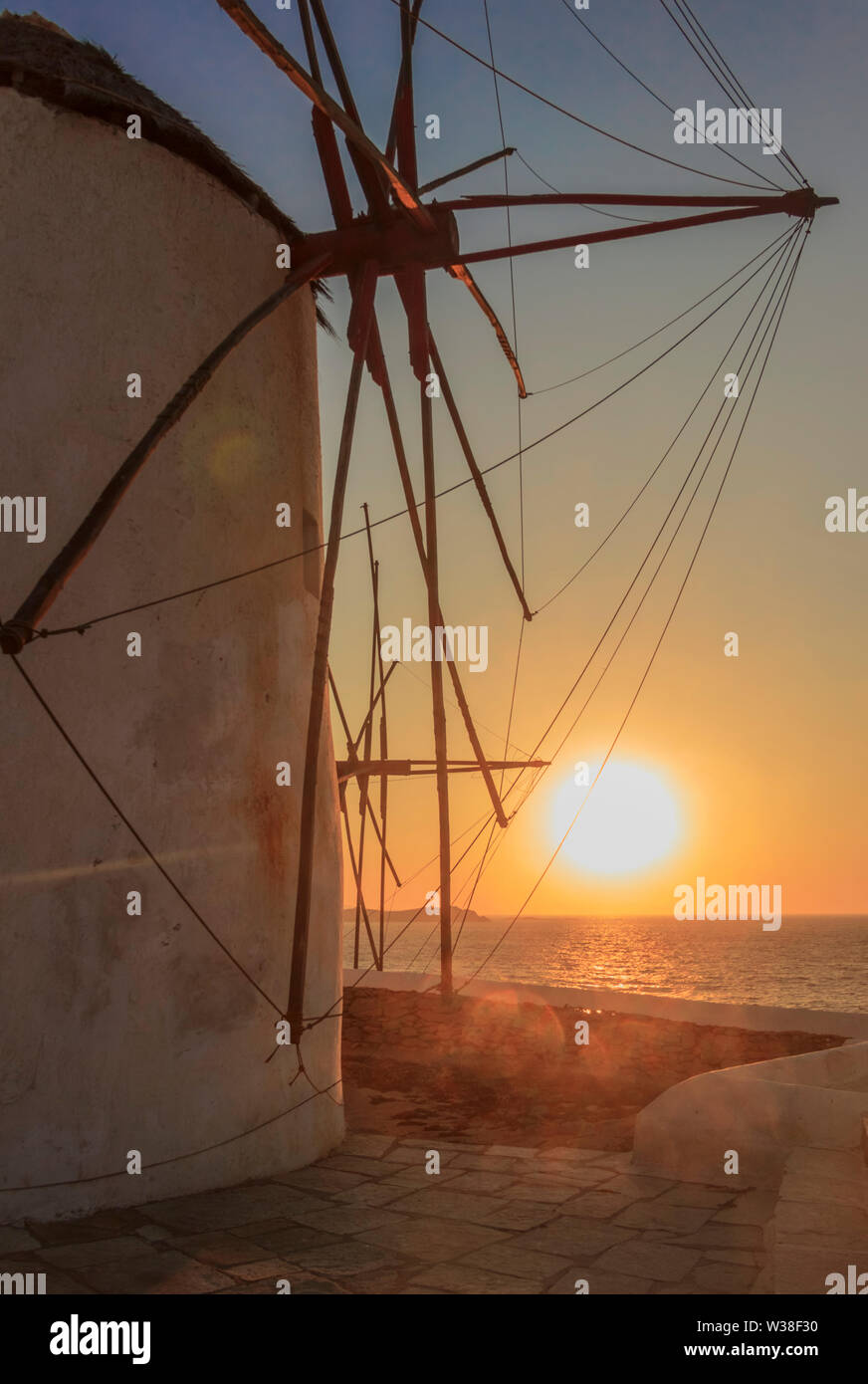Das Symbol von Mykonos: Seascape bei Sonnenuntergang mit weißen berühmten Windmühlen, Kykladen, Griechenland. Stockfoto