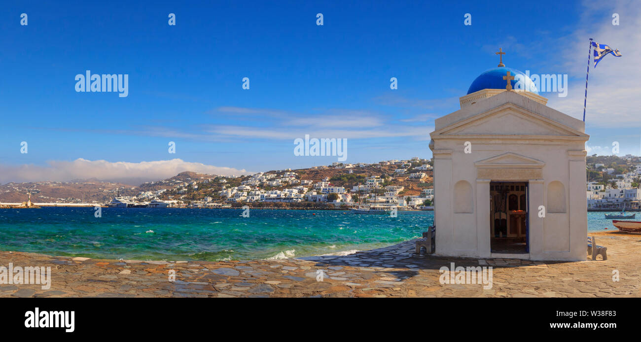 Weiß und Blau gewölbte Agios Nikolaos Kirche in Mykonos, Griechenland, Europa. Panoramablick auf die Altstadt und den Hafen: traditionelles griechisches Dorf. Stockfoto