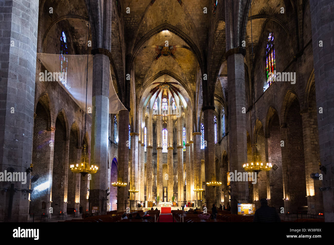 Innenraum der Basilika Santa Maria del Mar in typisch katalanischen gotischen Stil mit Spitzbögen und hohen Säulen. La Ribera, Barcelona. Spanien. Stockfoto