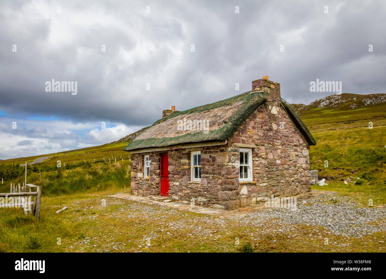 Haus aus Stein mit Reetdach auf Achill Island im County Mayo Irland Stockfoto