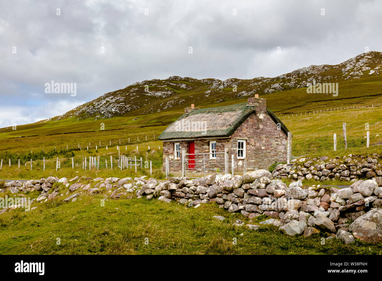 Haus aus Stein mit Reetdach auf Achill Island im County Mayo Irland Stockfoto