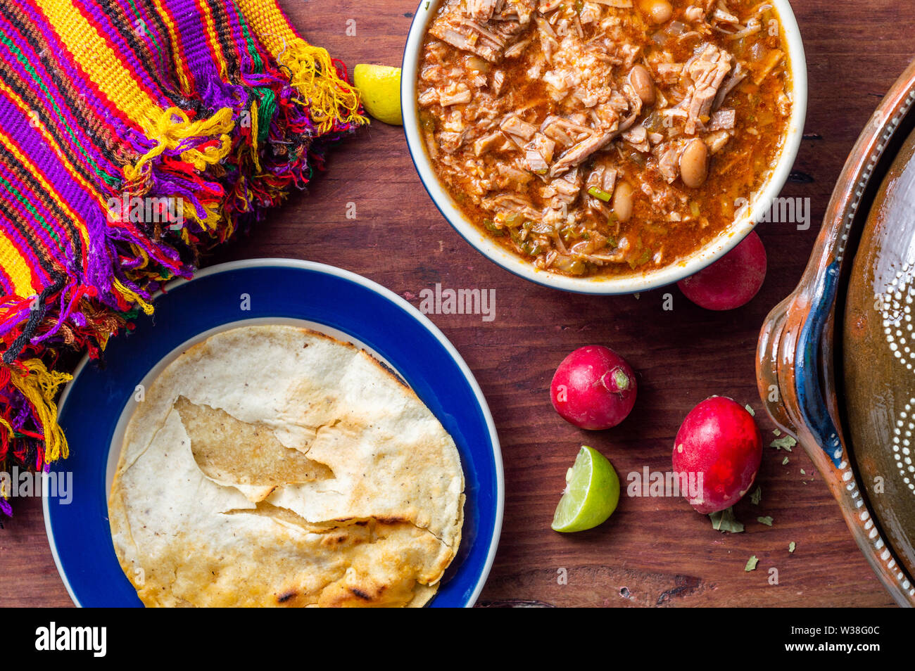Authentische Mexikanische birria Eintopf, ein traditionelles Essen aus dem Bundesstaat Jalisco. In der Regel mit Ziege oder Rindfleisch. Mit Tortillas, Rettich und Kalk serviert. C Stockfoto