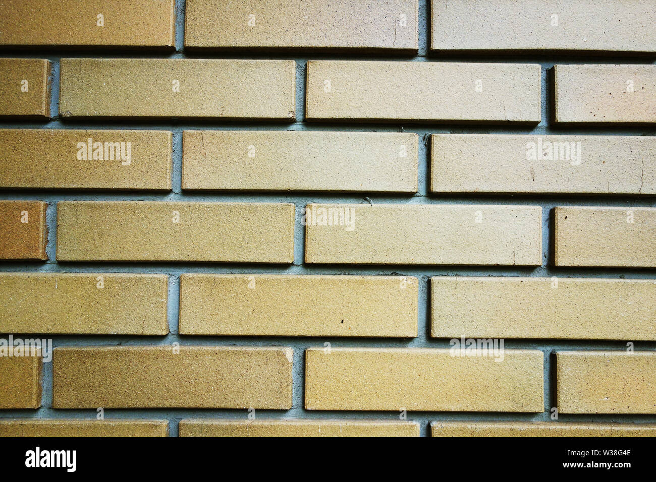 Blass gelb orange brick wall bacground Stockfoto