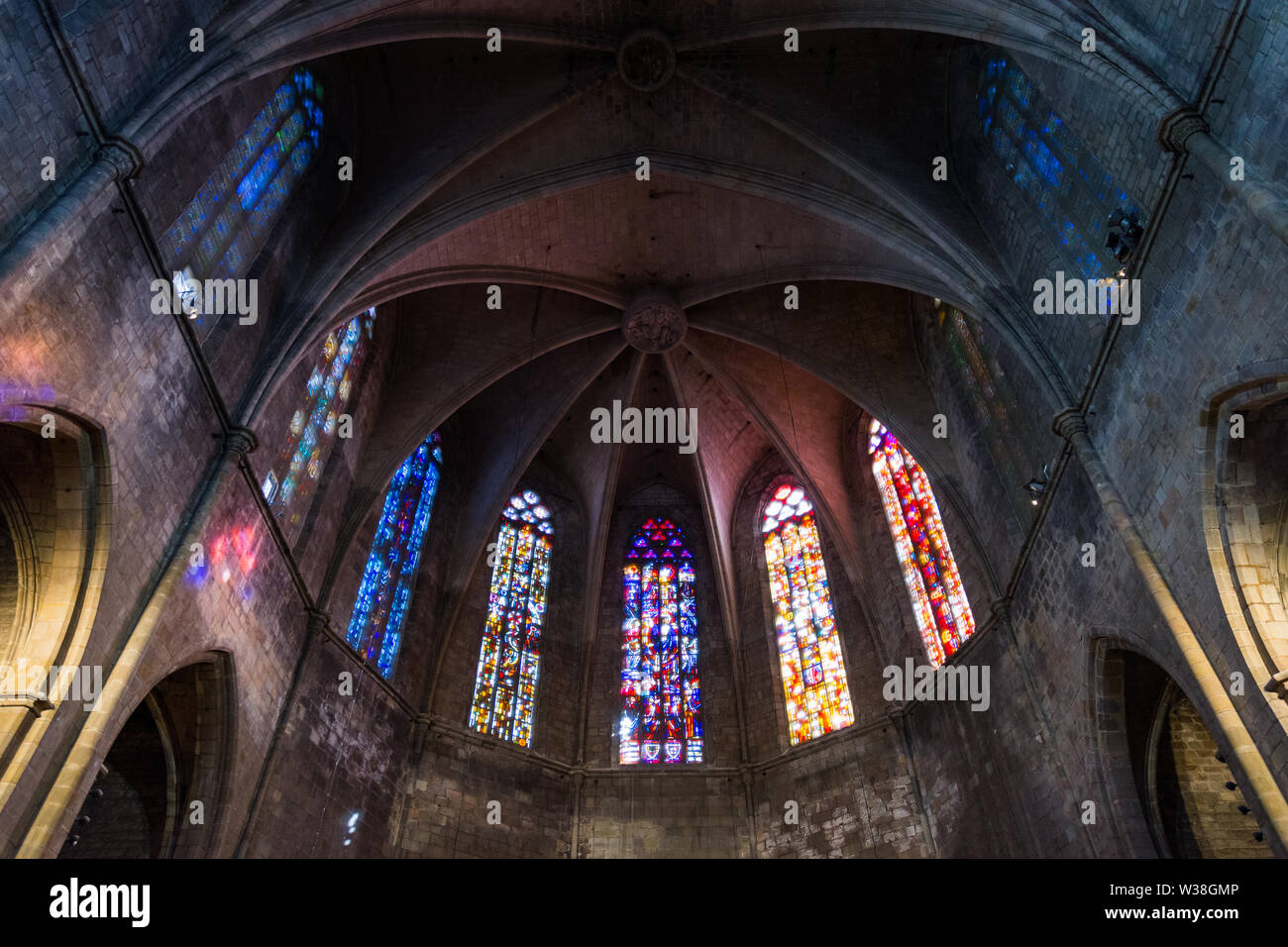 Esglesia de Santa Maria del Pi, Detail der vielfarbigen Glasfenstern. Barcelona, Spanien. Stockfoto