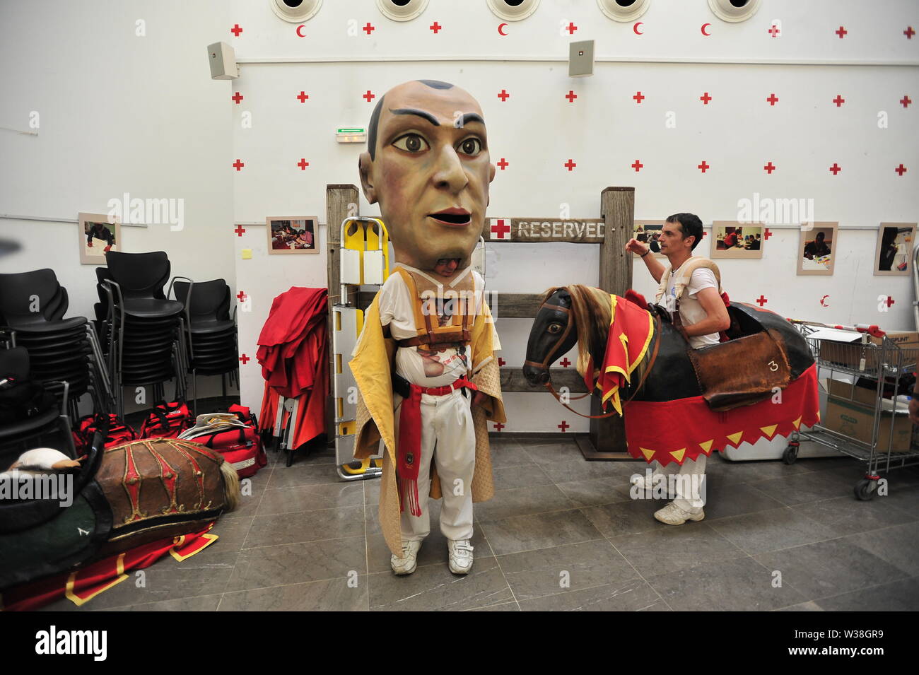 Das Pferd namens Zaldiko und den großen Kopf namens Richter, der Rest in der Zentrale des Roten Kreuzes von Pamplona während der Festlichkeiten. San Fermín Feste feiern die Niederkunft der Bullen der Rinder Ranch. Die Palmosilla (run der Stiere), war niemand von einem Stier Horn und am Morgen mit dem Besuch der große Köpfe zum Haus der Misericordia eine Spaß morgen unter den älteren Personen verletzt. Stockfoto