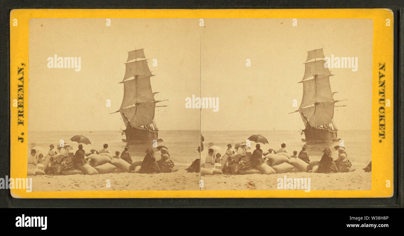 Blick auf das Wrack des Minmanuett, die Zuschauer sitzen auf Säcke Kaffee (seine Ladung) auf dem Ufer, von Freeman, J (josia) Stockfoto