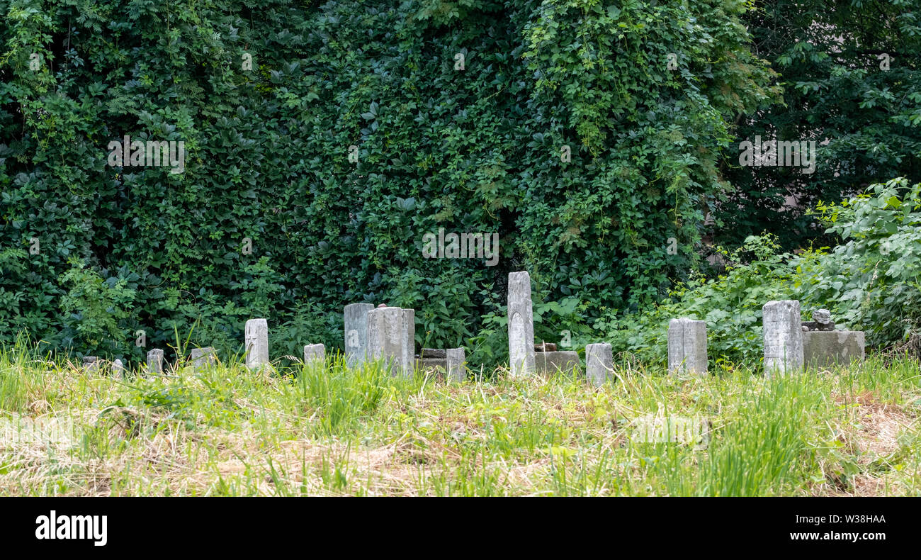 Grabsteine an der Kleinen stillgelegten/Remah Remuh Friedhof in der Szeroka Straße in Kazimierz, dem historischen jüdischen Viertel von Krakau, Polen Stockfoto