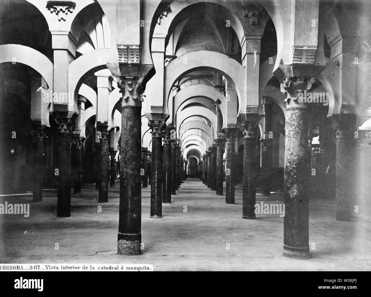 Español: Córdoba, España. Vista interior de la Catedral ó Mezquita Stockfoto