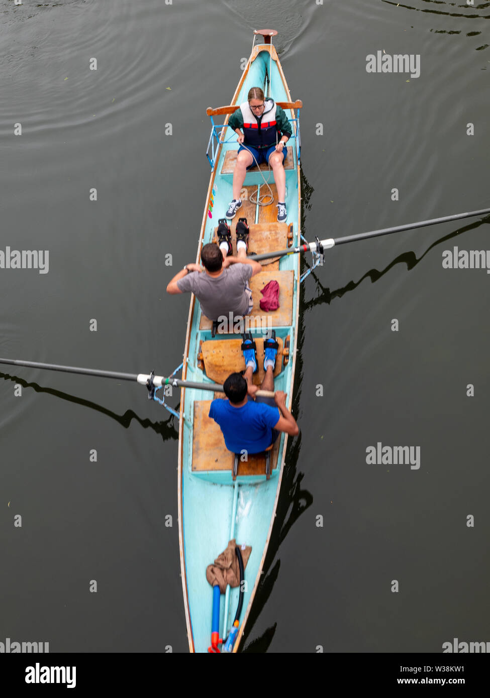 Ansicht von oben von zwei ruderer und ein Cox in einem Cambridge Blau Boot auf dem Fluss Cam Stockfoto