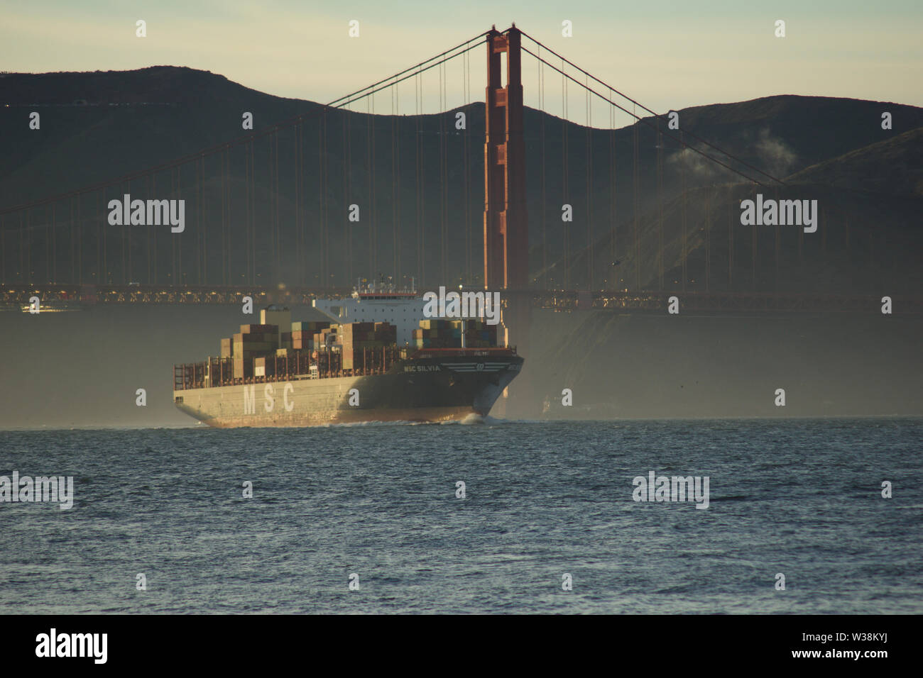 SAN FRANCISCO, California, United States - Jun 25th, 2018: MSC Frachtschiff SILVIA in die Bucht von San Francisco unter der Golden Gate Bridge auf der Stockfoto