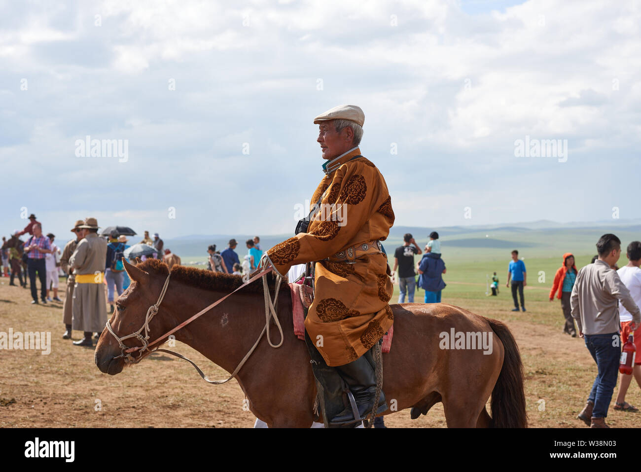 Alter Mann auf Pferd im traditionellen Outfit Stockfoto