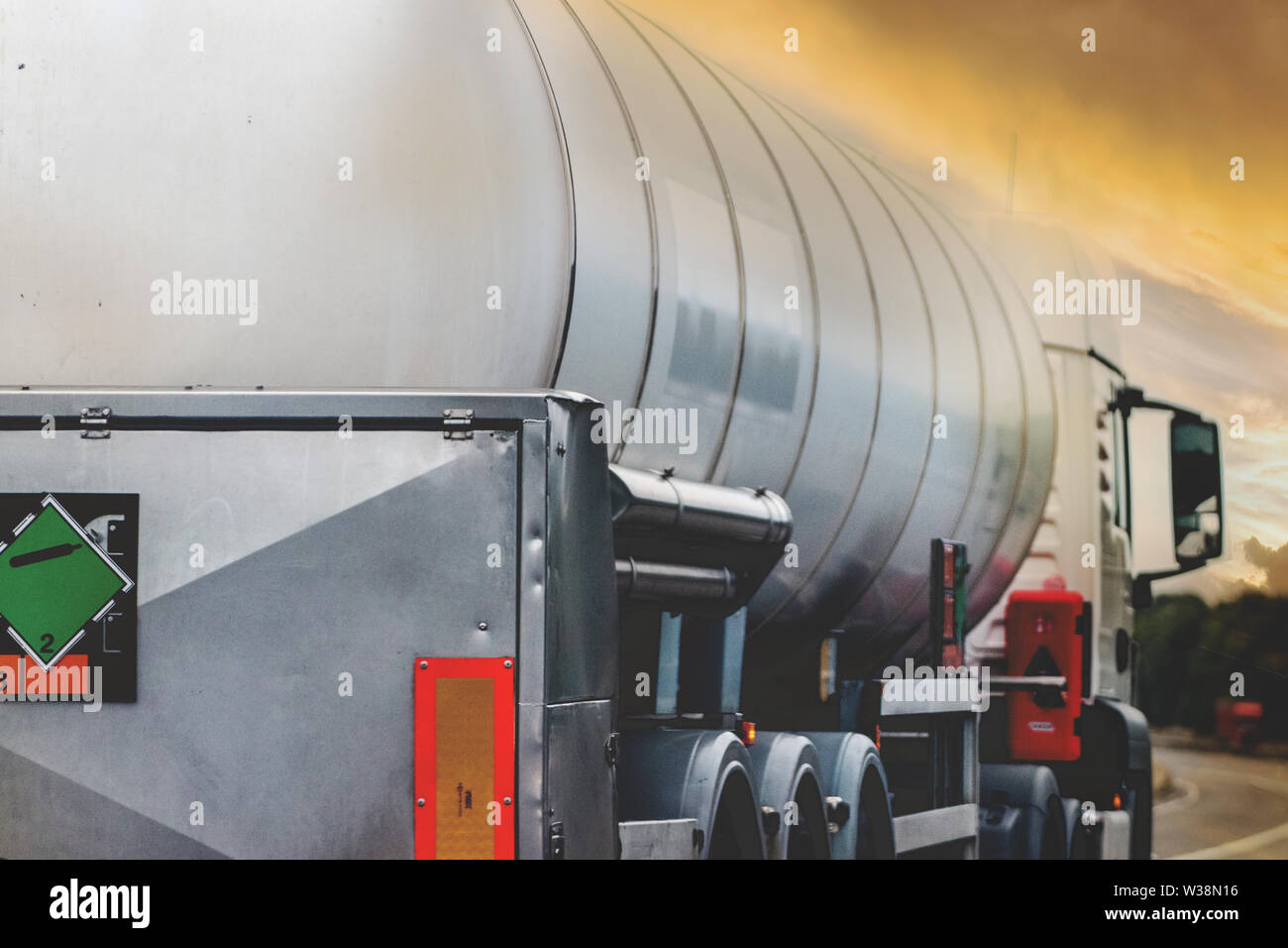 Weiß Tanker Lkw auf der Autobahn M1 UK, großen Lkw schleppen, Lieferung, Kraftstoff, Asphalt, Stockfoto