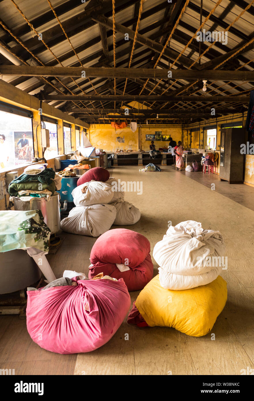 Traditionelle indische Lokale Wäscheservice Business und die indischen Arbeiter in Kochi in Südindien. Stockfoto