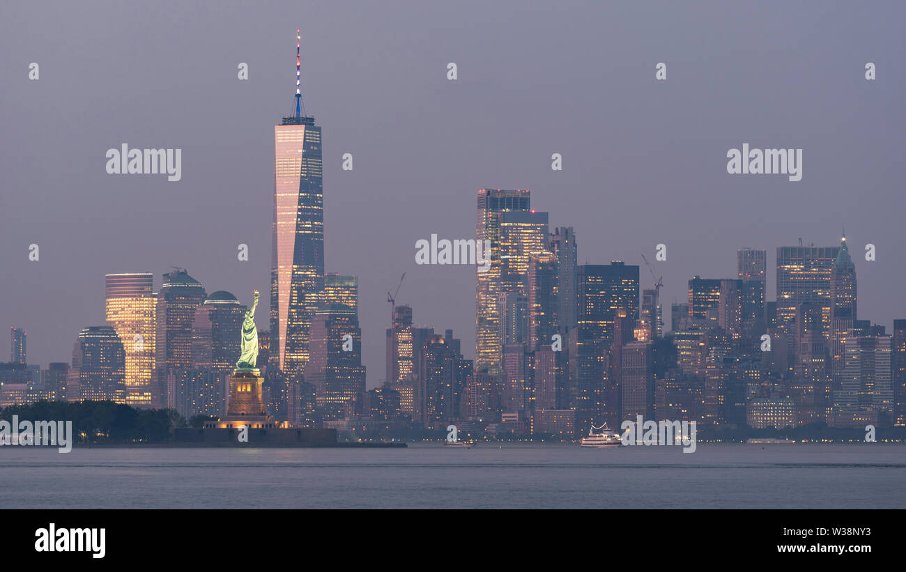 Die Freiheitsstatue steht einladend Seeleute auf den Hafen von New York Stockfoto