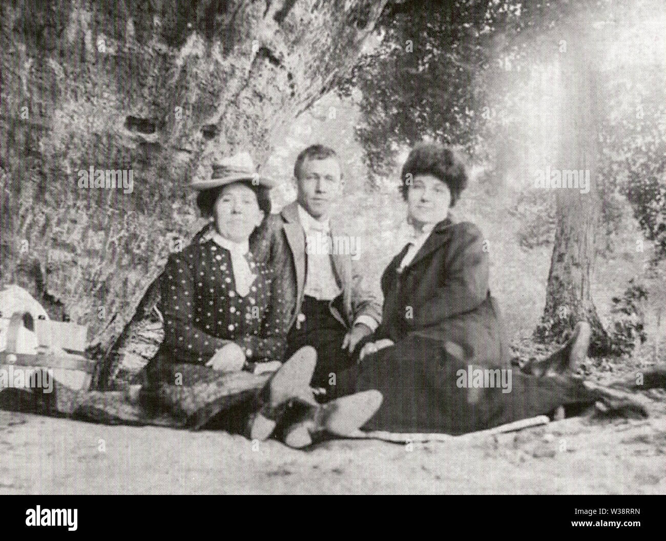 (William H.) und Etta Chopek Englert (rechts) sind von ihrer Schwester, Emma Chopek Unrath, in diesem Foto kurz nach dem Englerts wurden während 1909 heiratete. Der picknickplatz an einem Felsvorsprung entlang der Iowa River wird gedacht, über dem East River Bank gegenüber vom Stadtpark in Iowa City in der Nähe von dem, was jetzt ist die Universität von Iowa Mayflower Hall Schlafsaal. Während dieser Ära vor Familie Kameras kamen in die breite Anwendung, mehrere lokale Fotografen gemacht runden Ihre Dienstleistungen anbieten, um potentielle Kunden für outdoor Fotos wie dieses. Diese Praxis wahrscheinlich in diesem führte Stockfoto