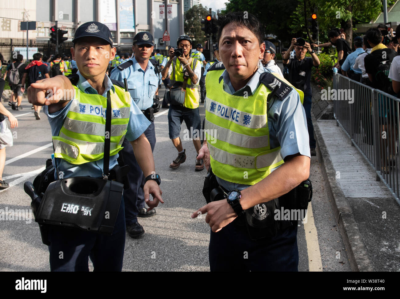 Ein Polizist zeigt auf ein demonstrant während der zusammenstöße. Tausende von Demonstranten auf den Straßen der Sheung Shui Bezirk im Norden von Hong Kong in einer anti-parallel trading März nahm. Einige Demonstranten mit der Polizei aneinandergeraten Nach dem März. Die Zahl der Demonstranten gemeldet werden, verletzt zu werden. Stockfoto
