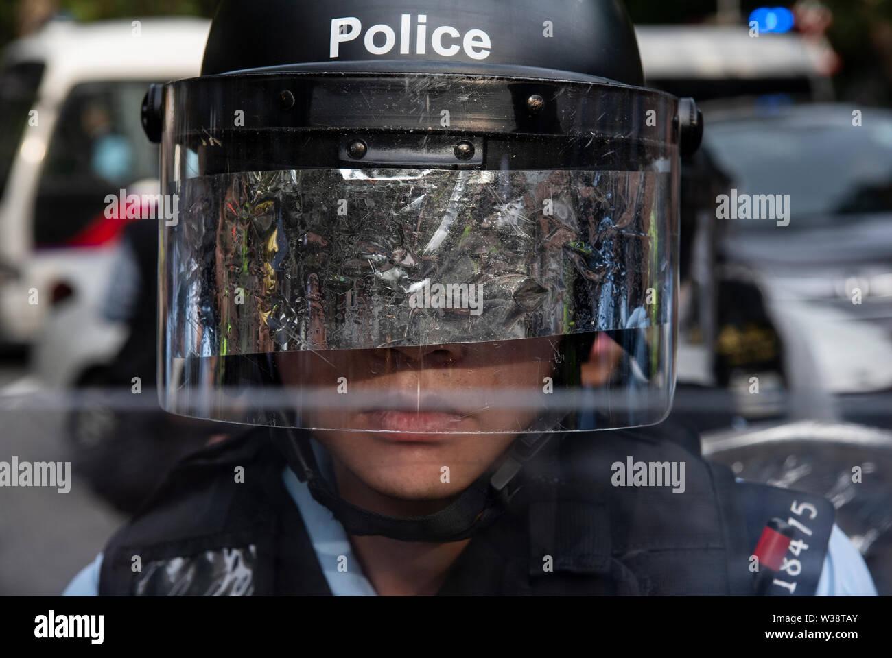Ein Polizist steht auf der Hut während des Protestes. Tausende von Demonstranten auf die Straße gingen, der Sheung Shui Bezirk im Norden von Hong Kong in einer anti-parallel trading März. Einige Demonstranten mit der Polizei aneinandergeraten Nach dem März. Die Zahl der Demonstranten gemeldet werden, verletzt zu werden. Stockfoto