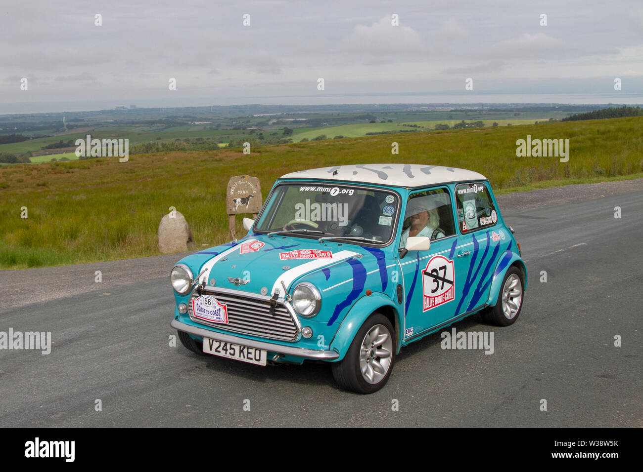 1999, 9-s-90, blau, alter BMC British Leyland Rover Mini Cooper Sport in Scorton, Lancashire. Juli 2019. Sonnige Bedingungen, während der Lancashire Car Club Rally Coast to Coast den Trough von Bowland durchquert. Fahrzeuge aus den 90er-Jahren, Klassikern, Sammlerstücken, historischen Fahrzeugen, die Morecambe auf eine Reise über die Landschaft von Lancashire nach Whitby machten. Eine 170 km lange Wanderung über hügelige Landschaft im Rahmen der jährlichen Veranstaltung „Classics on Tour Car Club“. Stockfoto