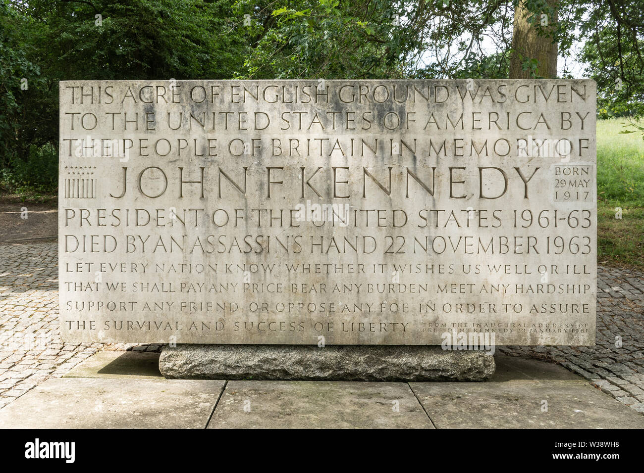 Denkmal für John F Kennedy (JFK Memorial Stone), Präsident der Vereinigten Staaten von Amerika (US oder USA) an Runnymede, Surrey, Großbritannien Stockfoto