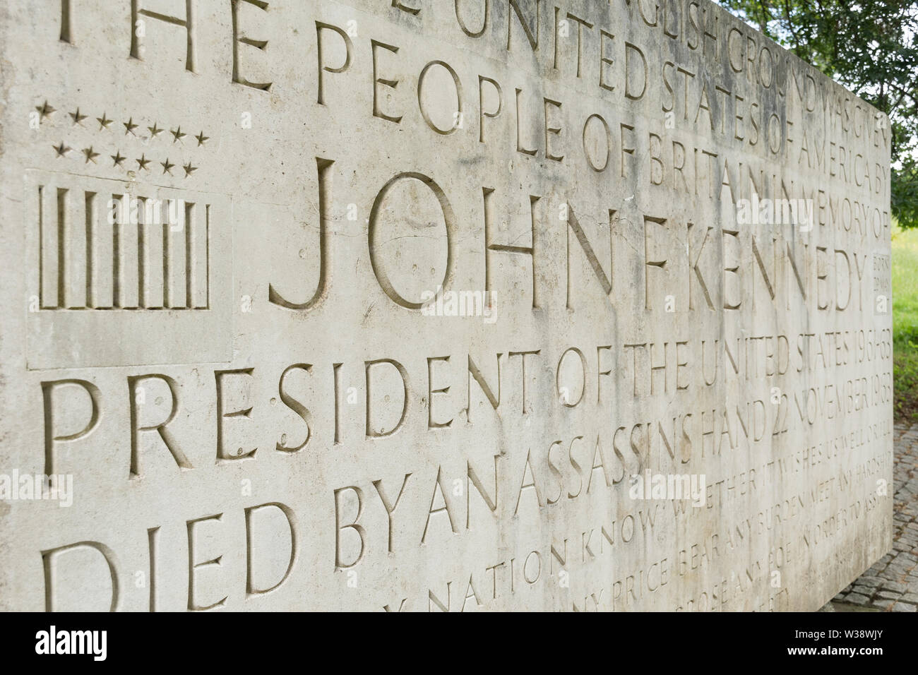 Denkmal für John F Kennedy (JFK Memorial Stone), Präsident der Vereinigten Staaten von Amerika (US oder USA) an Runnymede, Surrey, Großbritannien Stockfoto