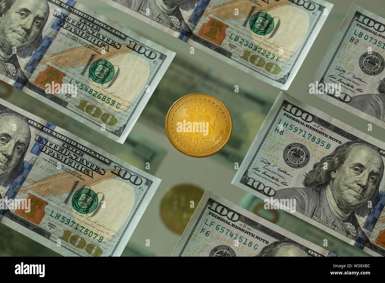 USA Dollar und Bitcoin, virtuelle Währung Stockfoto