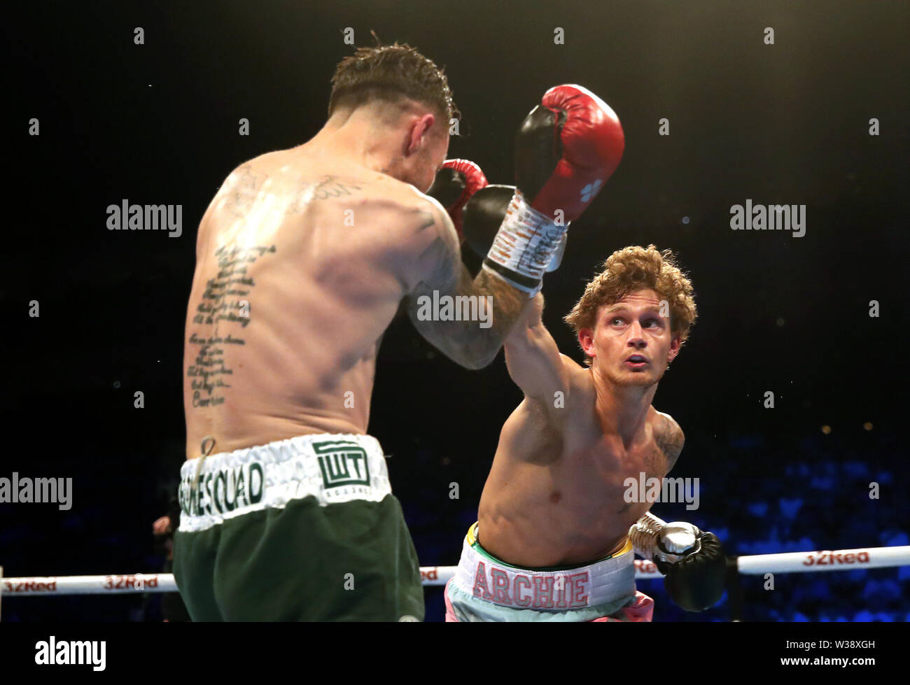 Archie Scharfe (rechts) und Jordan McCorry in Aktion während der wbo Europäischen Super-Featherweight Meisterschaft in der O2 Arena in London. Stockfoto