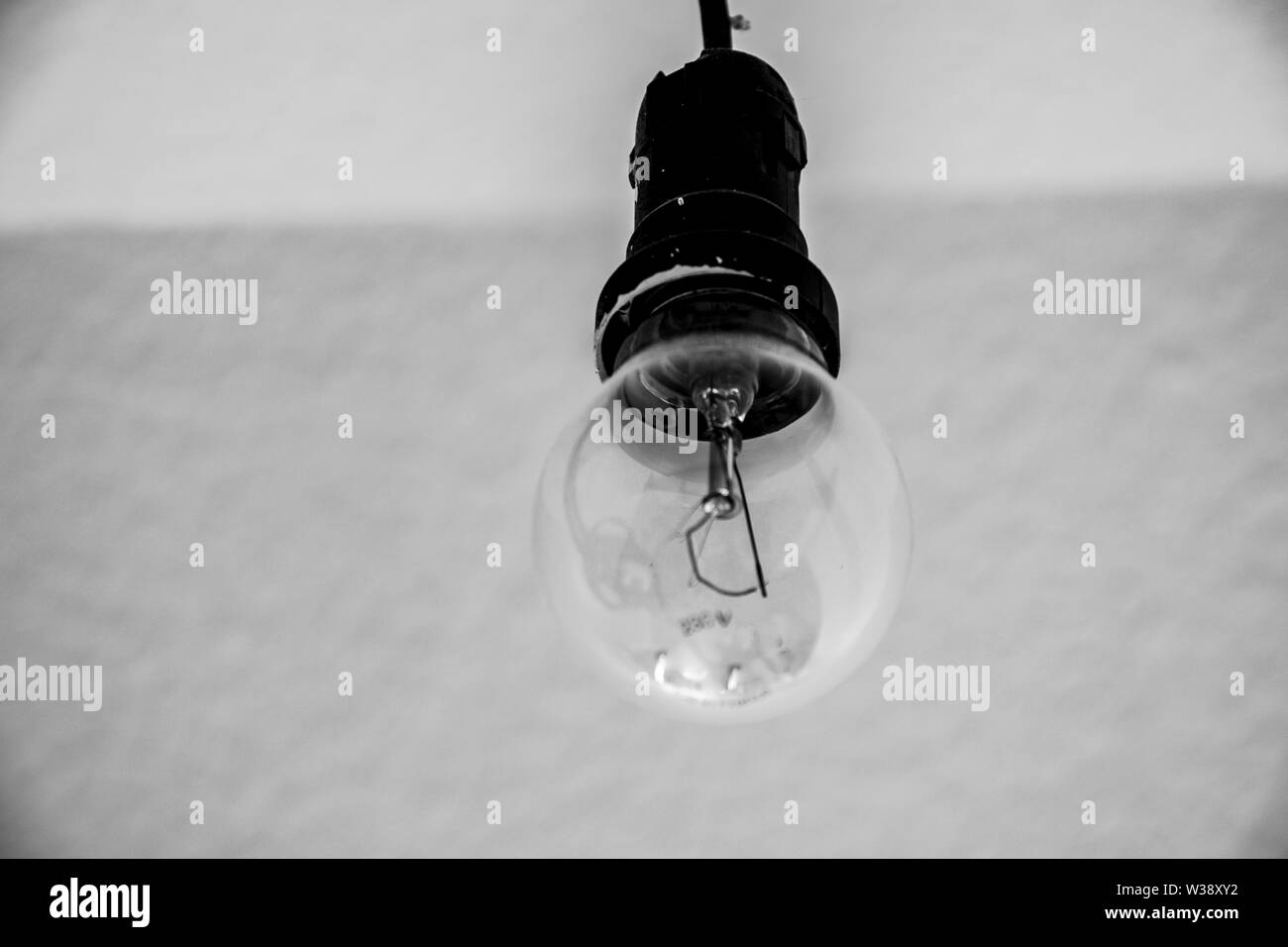 Bau buchse Glühlampe in die Fassung in Schwarz Weiß Stockfoto