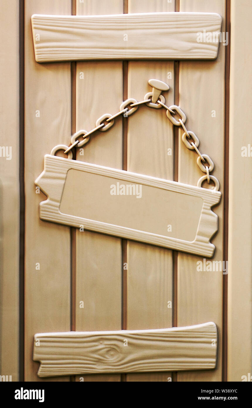 Kunststoff Platte an einer Kette hängend an einem Nagel für eine Tür zu einem Haus oder eine Hundehütte. Typenschild für Text. Stockfoto