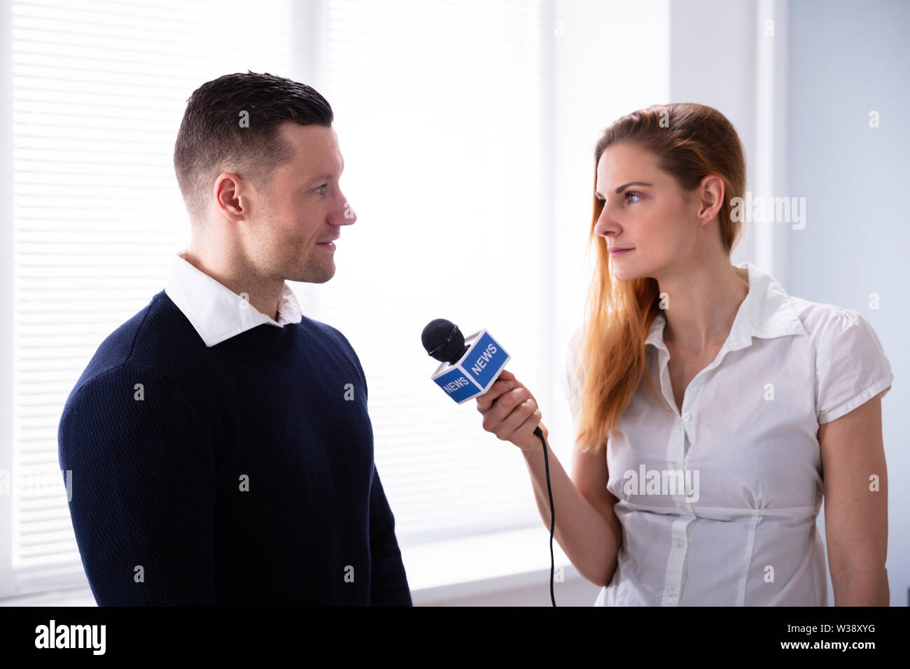 Nachrichten Reporter Fragen Frage an junge Unternehmer im Büro Stockfoto