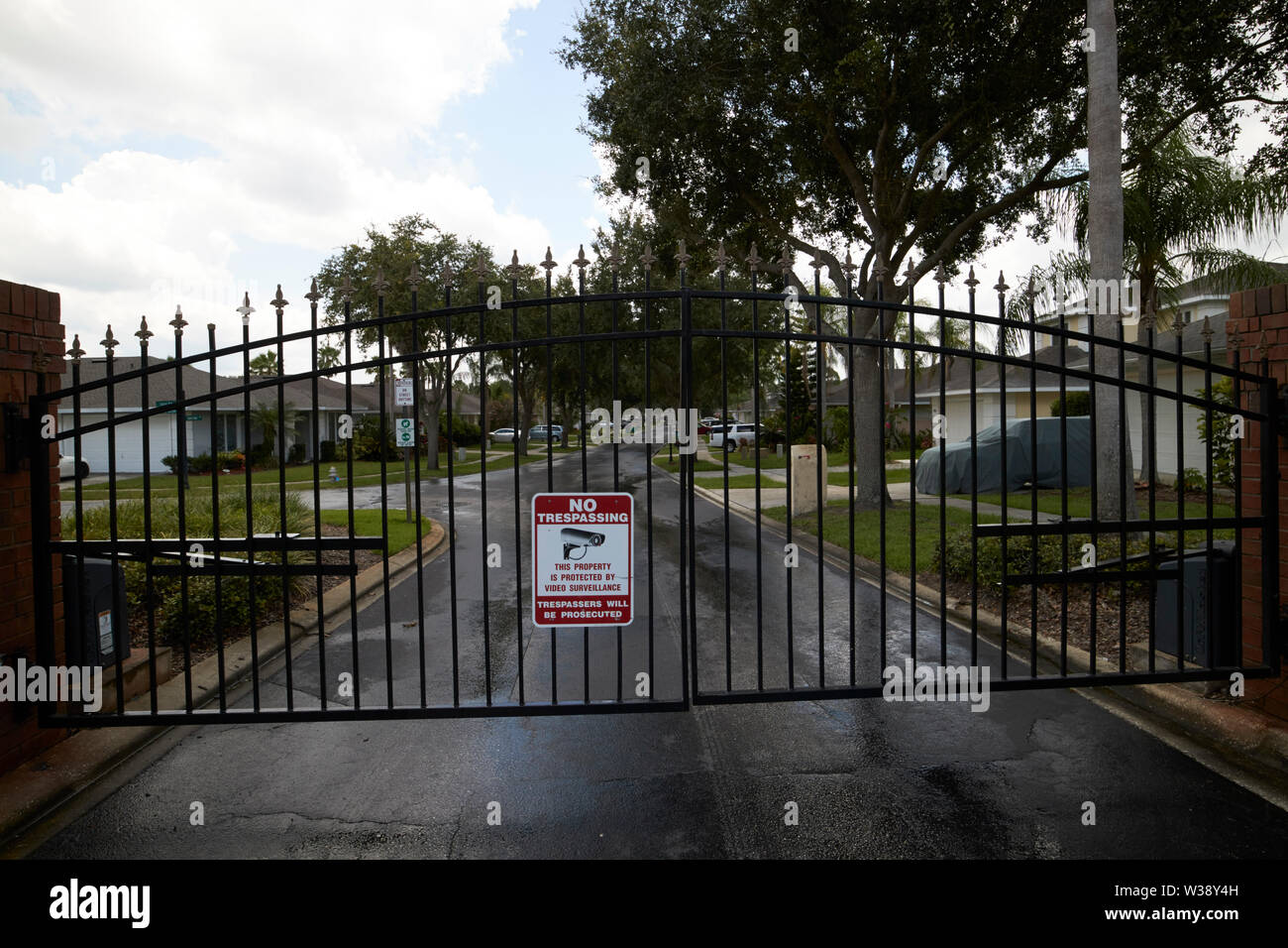 Kein Übertreten Zeichen auf die Tore von einem Wohngebiet gated community in Florida USA Vereinigte Staaten von Amerika Stockfoto