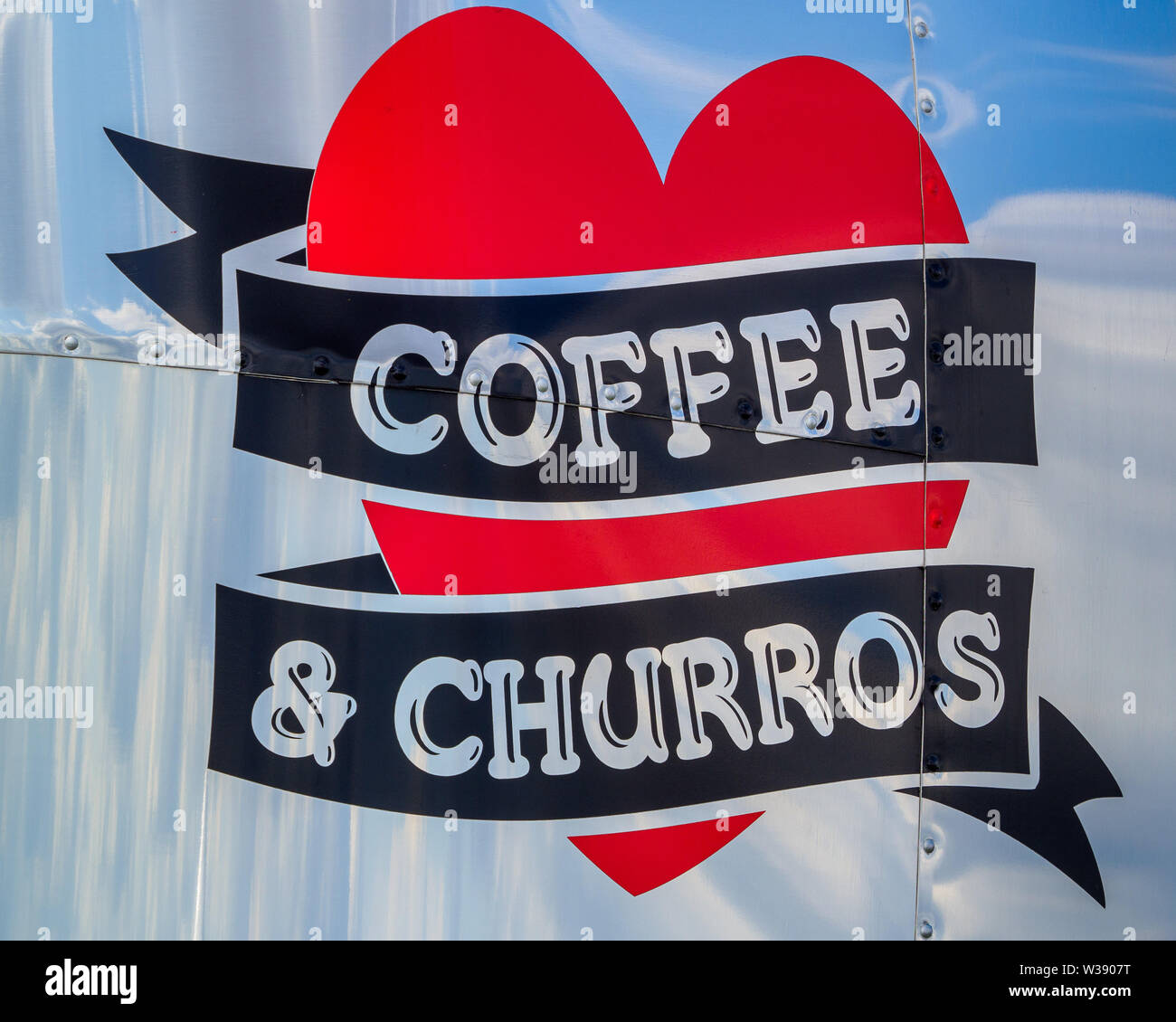 Kaffee und Churros - Kaffee und Churros Logo an der Seite eines Lebensmittels van Stockfoto